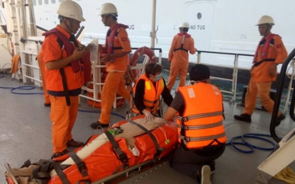 Xuyên đêm cứu nạn hành khách quốc tế trên biển Việt Nam