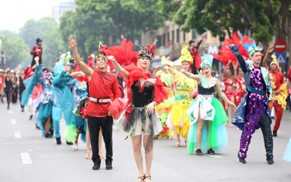 Soi dàn trai xinh gái đẹp trong Carnival đường phố Hà Nội