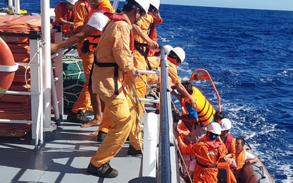 Cứu nạn 6 thuyền viên bị chìm tàu trên biển