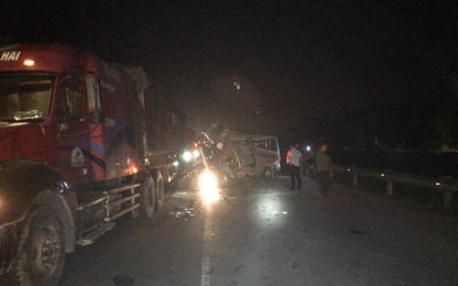 Hưng Yên: Xe 16 chỗ va chạm với xe container, 16 người bị thương