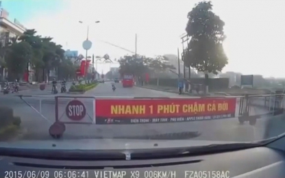 Xử lý nghiêm vi phạm của xe khách Quang Sinh vượt rào chắn tàu hỏa