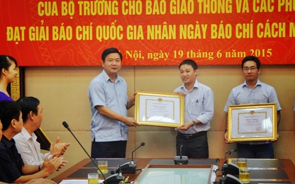 Bộ trưởng Thăng tặng Bằng khen cho các PV đạt giải Báo chí Quốc gia