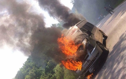 Xe khách tông xe tải rồi bốc cháy ngùn ngụt