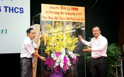 Bộ trưởng Đinh La Thăng chúc mừng và tặng quà Trường THCS Lý Thường Kiệt