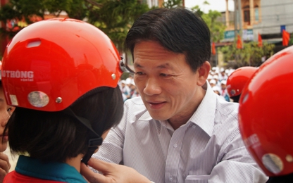 Tặng mũ bảo hiểm cho học sinh THCS tại Thái Bình