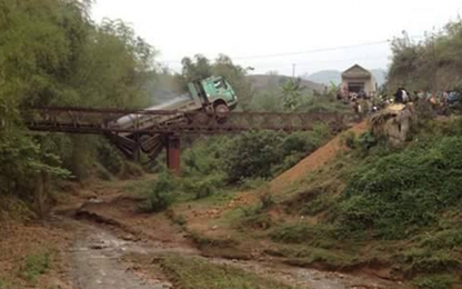 Khắc phục hậu quả xe quá tải làm sập mặt cầu tại Yên Bái