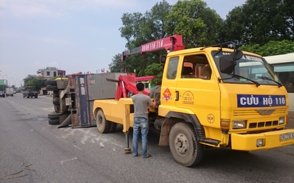 Hưng Yên: Nổ lốp, xe tải đâm đổ dải phân cách trên QL5A