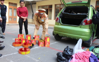 CSGT Bắc Giang phát hiện và bắt giữ xe Matiz chở 23kg pháo