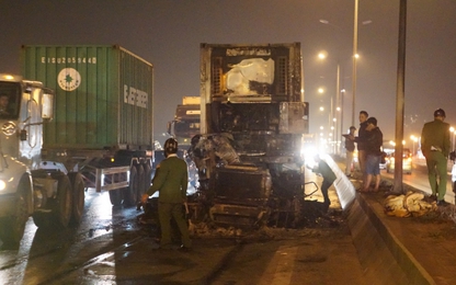 Container đột ngột bốc cháy khiến cầu Thanh Trì “tê liệt”