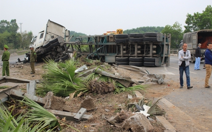 Container “vượt rào” tông xe Samsung khiến 5 người bị thương