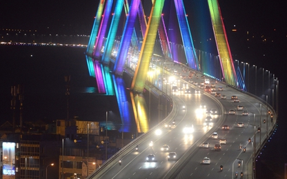 Người dân Thủ đô háo hức dự “tiệc ánh sáng” trên cầu Nhật Tân