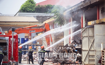 Cháy dữ dội các kho hàng ở Cảng Hà Nội: Có thể do chập điện