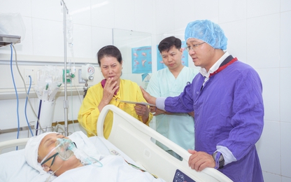 Ủy ban ATGT Quốc gia thăm hỏi nạn nhân TNGT tại bệnh viện Việt Đức
