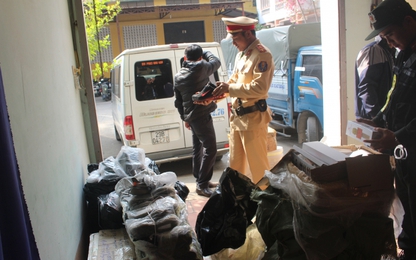 Bắc Giang: CSGT bắt xe khách chở hàng hóa không có nguồn gốc