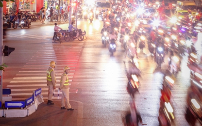 Khắp tuyến đường Thủ đô "say" bữa tiệc chiến thắng của tuyển Việt Nam