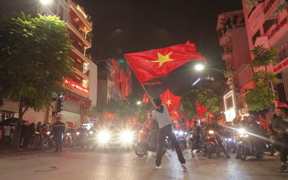 Clip: Cận cảnh "tiệc đại thắng" tại "tâm bão" Hà Nội