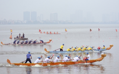 Hơn 700 vận động viên "đua" thuyền rồng trên Hồ Tây
