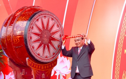 Thủ tướng Nguyễn Xuân Phúc đánh trống khai mạc Hội Báo toàn quốc 2019