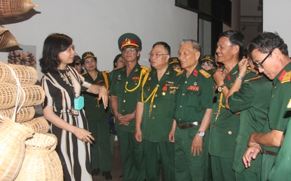 Cựu chiến binh và TNXP thăm Bảo tàng Dân tộc học Việt Nam