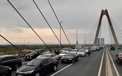 Cầu Nhật Tân ùn tắc kéo dài do xe con đâm đuôi xe tải