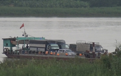 Cận cảnh phà khách chở quá tải trên sông Hồng
