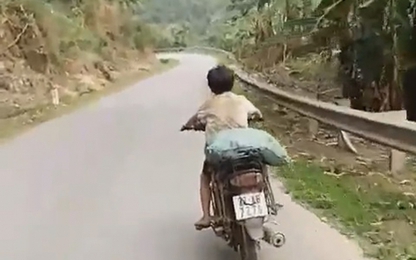 [Video] Hồi hộp xem trẻ H’Mông thồ hàng, “đổ đèo” Tây Bắc bằng xe máy