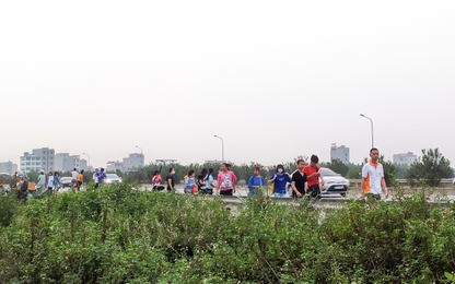 Có giải pháp ngăn công nhân đi bộ băng qua cao tốc Hà Nội–Bắc Giang
