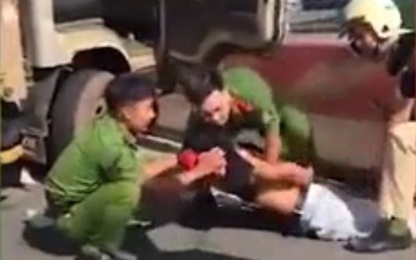 Nghẹt thở xem CSGT đuổi bắt cướp xe tải như phim hành động
