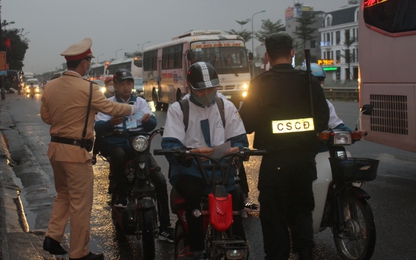 Bắc Giang: CSGT phát 3.000 khẩu trang cho người đi đường