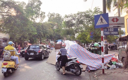 Bối rối trước những “lô cốt rác” giữa đường giao thông Hà Nội