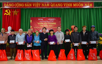 Tạp chí GTVT tặng quà Tết đồng bào vùng cao tỉnh Tuyên Quang