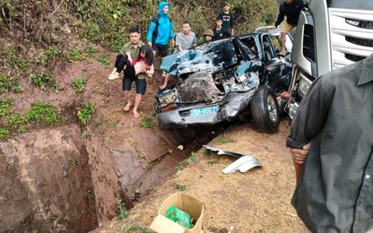 Sơn La: Xe con đấu đầu xe bồn, 7 người thương vong