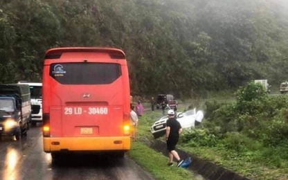 Hòa Bình: Xe khách đâm xe con trên QL.6, 2 người tử vong