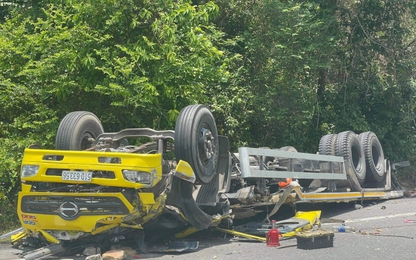 Bình Định: Xe tải gặp nạn trên đèo Cù Mông, 2 người tử vong