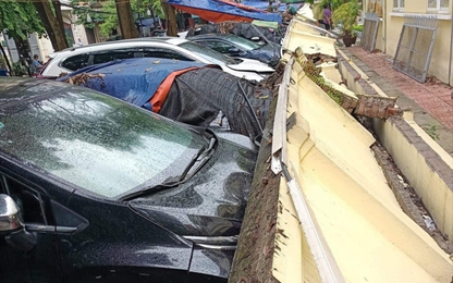 Hà Nội: Đổ tường đè nát đầu 13 ô tô trên vỉa hè