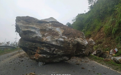 Điện Biên: Quốc lộ 279 ách tắc vì đá rơi