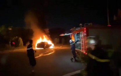 Hà Nội: Xe sang BMW bốc cháy dữ dội, 3 người thoát chết