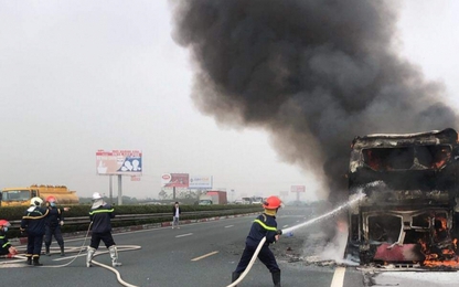 Hà Nội: Xe giường nằm bốc cháy trên cao tốc, 10 người thoát nạn