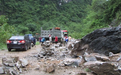Nghệ An: Sạt lở núi đá gây ách tắc giao thông trên tuyến QL7