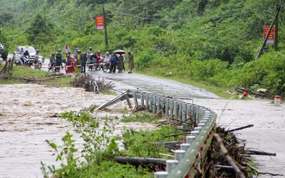Do ảnh hưởng bão số 3, nhiều tuyến đường ở Nghệ An bị chia cắt