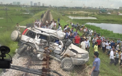Nghệ An: Ô tô va chạm với tàu hỏa, 4 người tử vong