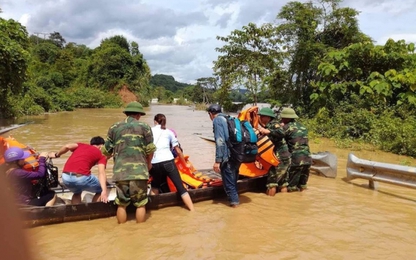 Nghệ An: Quốc lộ 7A bị chia cắt do mưa lũ