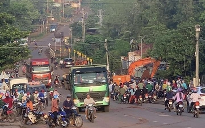 Bình Phước: Xe tải lao vào quán ăn, 2 người chết, 3 người bị thương