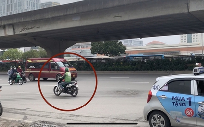 Hà Nội: Nhan nhản tài xế mặc áo Grab vi phạm giao thông