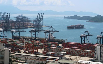 Container xếp hàng dài chờ qua cảng do Covid-19 bùng phát tại Trung Quốc