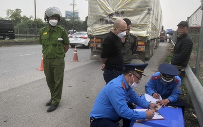 Hà Nội: Bị 'sờ gáy', tài xế chở quá tải 150% 'câu giờ' gần 8 tiếng đồng hồ