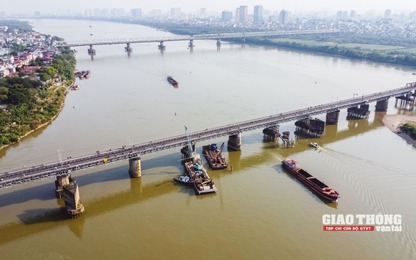 Ảnh: Chạy nước rút khôi phục trụ cầu Long Biên vượt sông Hồng