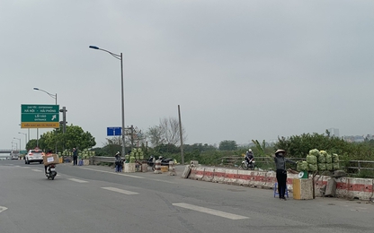 Chùm ảnh: "Chợ di động" đường dẫn cầu Thanh Trì và lối vào cao tốc