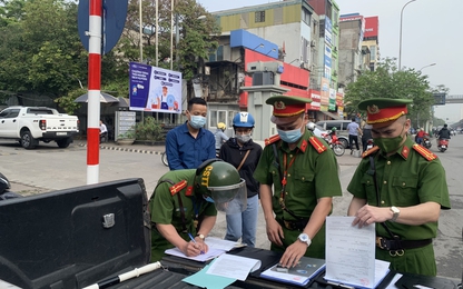 Hà Nội: Công an “mỏi tay” ghi phiếu phạt xe máy đi ngược chiều