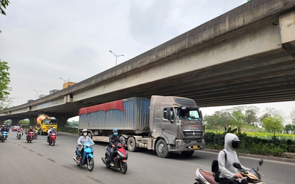 Giữa cao điểm 30/4-1/5, xe tải nặng vẫn tung hoành “diễu” phố cấm Hà Nội